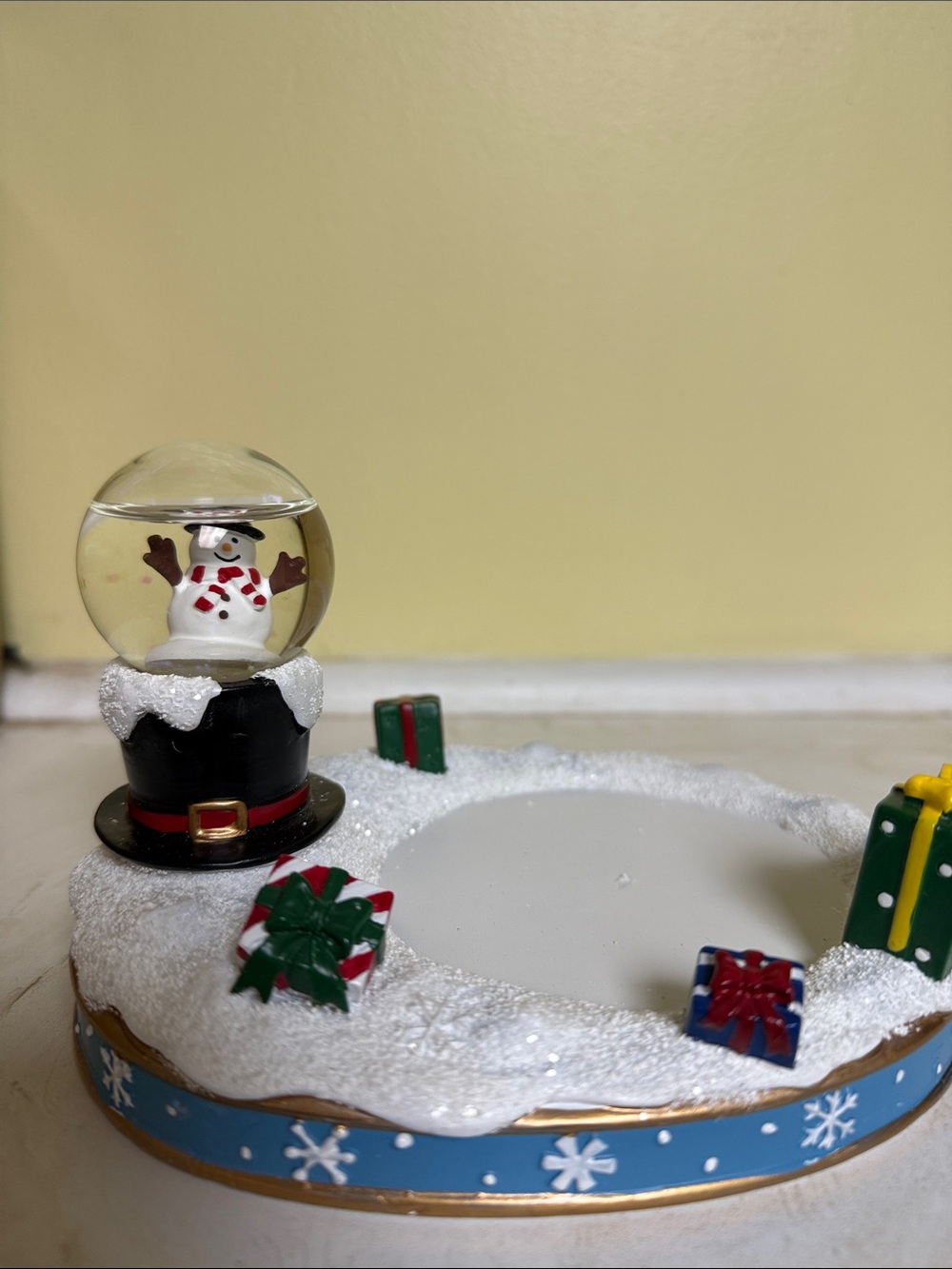 Yankee Candle White Snowman Snow Globe Jewelry Tray with Red and Green Accents